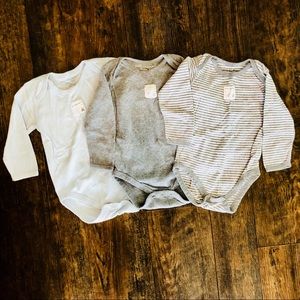 SOLD! 3 Burt’s Bees Baby Organic Bodysuits 🐝